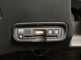 ハンドルの左下にETCがついています。高速道路の料金所の通過も楽々です。カードの取り出しもしやすい場所についています。