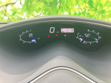 速度やシフト位置など、運転に必要な情報を運転席前方で確認できるメーターまわりです。表示がまとまっているため、走行中も視線の移動を抑えながら、車両の情報を把握しやすい配置です。