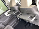 折りたたみ式のシートバックテーブルは限られた空間を有効活用。車内の家族時間をもっと快適に。休憩時のちょっとした小物置に使える、前席背面の格納式テーブルが付いています。
