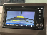 リバースギアに入れるだけで後方の表示へ切り替わります。夜間や雨の日の駐車も楽になりますよ。