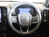 ステアリングはXC60などと同様の3本スポークですが、よりスポーティーなデザインとなっています ステアリングスイッチも充実しており、手を離すことなく機能を操作できます