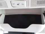 サングラスホルダーを備えたオーバーヘッドコンソールを装備。運転中に使う小物をスマートに収納でき、車内の整理整頓にも役立ちます。
