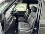 広く見渡せる前席まわりは、運転席と助手席のどちらからも周囲を確認しやすい空間です。シートは身体を受け止める形状で、落ち着いた内装とあわせて快適に過ごせます。