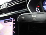 居眠り運転やわき見運転など、万が一車両が道路白線をはみだしそうになると、車がハンドルを自動修正してくれるアウディレーンアシストが装備されております。