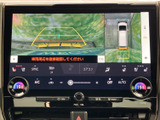 画面には車両後方と周囲の様子が表示され、駐車時に位置関係を確認する際に役立ちます。目安線も表示されるため、周囲を直接確認する習慣と合わせて活用いただけます。
