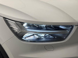 【LEDヘッドライト】悪天候や夜間走行時も良好な視界を確保し、安心して運転できる高輝度LEDヘッドライト!北欧神話に登場する「トールハンマー」をモチーフにした、一目でボルボとわかるデザインです。