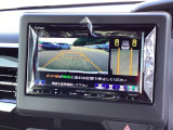 バックギアに入れますとご覧のような画像に自動的に切り替わります。車庫入れ時に役立ちます。
