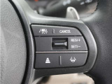 ◆アダプティブクルーズコントロール◆予め設定した車速内でクルマが自動的に加減速。前走車との適切な車間距離を維持しながら追従走行します。【LKAS】車線維持支援システムでステアリング操作を支援。