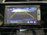 【バックカメラ】運転席から画面上で安全確認ができます。駐車が苦手な方にもオススメな便利機能です。