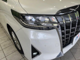 【LEDヘッドライト】悪天候や夜間走行時も良好な視界を確保し安心して運転できる高輝度LEDヘッドライトを装備!点灯速度が早く、消費電力も抑えられています。