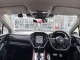 前方まで見通しやすい室内で、運転席から助手席側まで視線が広がります。中央の画面や各部の配置も確認しやすく、落ち着いた色合いが居心地のよさを感じさせます。