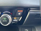 運転席&助手席シートヒーター付。寒さが厳しい冬の朝でも座面を暖めて快適なドライブを。3段階の温度調整が可能です。