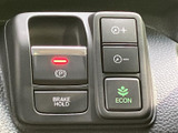 パーキングブレーキやブレーキホールドなどのスイッチがまとまり、運転席から確認しやすい配置です。状態を示す表示も備わっており、日々の駐車や停車時に役立つ装備を手元で扱えます。