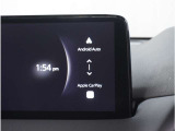 【スマートフォン連携】車内で様々な機能が利用できます。Apple CarPlayでは、iPhoneの機能(通話、音楽再生、マップなど)が利用可能で、Android Autoでは、(通話、音楽、マップなど)が利用可能です。