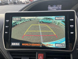 後方の映像にガイド線が重なり、駐車時の距離感や車の向きを確認する目安になります。周囲を直接確認しながら、バック時の安全確認をサポートしてくれます。