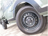 自社工場を3拠点完備しております。重整備やカスタムを始め、ご購入後のお車のメンテナンスも弊社にお任せください。