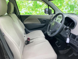 明るい色合いのシートと窓からの視界で、運転席まわりに開放感があります。座面と背もたれにゆとりを感じる構成で、乗り降りの際も自然な姿勢を取りやすそうです。