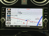 周辺の道路や施設名が地図上に表示され、現在地を確認しながら目的地までのルートを検討できます。画面内に縮尺や時刻も表示され、慣れない道へのお出かけでも役立つ案内機能です。