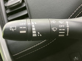 レバーには各操作を示す表示がまとまり、運転席から確認しやすい仕様です。天候に合わせた操作を手元で行いやすく、日常の運転で迷いにくい分かりやすさが魅力です。