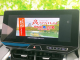 画面でテレビ番組や映像を楽しめる装備です。停車中の休憩時間などに活用でき、車内で過ごすひとときの選択肢が広がります。視認しやすい大きさも魅力です。