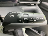 レバーには各種のマークが表示され、機能を目で確認しやすい設計です。手元で必要な操作を把握しやすく、運転中の視線移動を抑えたい方にも便利な装備です。