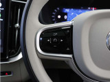 前方車を自動追従するアダプティブクルーズコントロールに加え、ステアリング操舵も行う進化型クルーズ『パイロットアシスト』を搭載。車体を車線内へと適正に維持しつつ先行車を忠実に追従します。