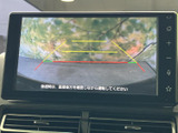 後方の映像に目安となるガイド線が表示され、駐車時の位置確認をサポートします。周囲を目視で確かめながら、後退時の確認に役立てていただけます。