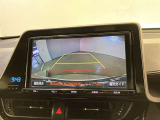 バックカメラが付いているので後方確認が非常にしやすいです。今や運転初心者も熟練者も必須装備!ついていて損はないですね♪