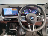 【ハンドル】ドライバーとBMW車の一体感がダイレクトに伝わるステアリングホイール。形状・太さへの拘りに加えて、操作性を高める為にスイッチ類も配置。クイックかつ安定のドライビングを体感下さい!