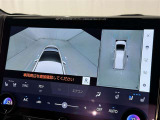 パノラミックビューモニターを装備。駐車場や交差点でクルマを真上から見るように周囲を確認できます。機能の詳細は販売店スタッフまでおたずねください。