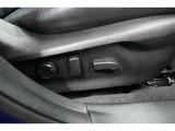 &rdquo;電動シートを装備。お客様に安全に運転頂けるよう座席の位置、座面の上げ下げやリクライニングの加減も細やかな設定を可能にしました。&rdquo;