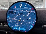 デジタルスピードメーター、航空機のコックピット操作箇所と同じ配色で目が疲れにくいように設計されてます。