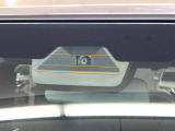 【スズキ セーフティサポート】走行中に前方の車両等を認識し、衝突しそうな時は警報とブレーキで衝突回避と被害軽減をアシスト。より安全にドライブをお楽しみいただけます。