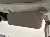 運転席(チケットフォルダー付き)・助手席サンバイザー。眩しい日差しをシャットアウト!