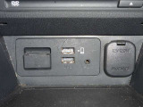 USB(Type-A)が2口分ございます。AppleCarPlayやAndroidAutoのスマートフォンとの連携や通信、充電で使用出来ます。シフトノブ奥側にシガーソケットもございます。