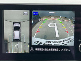 空から見ているような視点で周囲が確認できるアラウンドビューモニター、クルマの真上から見ているかのような映像によって、周辺の見えにくい障害物でも気付くことができます。