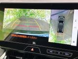 後方映像と車両を上から見た表示を組み合わせ、周囲の状況を画面で確認できます。駐車時や狭い場所での取り回しを補助し、目視確認と合わせて安心して操作いただける装備です。