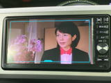 テレビ番組を画面に表示でき、停車中の待ち時間などに映像を視聴できます。車内で過ごす時間の楽しみが広がり、気分転換にもお役立ていただけます。