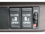 リアは両側パワースライドドアで、開閉には運転席のスイッチ、またはスライドドアのドアハンドルを少し引くだけで自動開閉します。