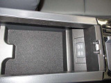 センターコンソールの扉を開けると小物入れ!USB電源端子があります!