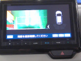 バックカメラの画像です。ガイドラインがスムースな車庫入れをサポートいたします。車庫入れの安心感がアップしますね。