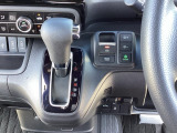 【eコンスイッチ】低燃費運転をサポートするECONモード。スイッチをONすると、エンジンやトランスミッション、A/Cなどを協調制御し、燃費の向上に貢献。エコドライブの効果を高めます。