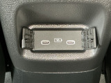 後部座席の方も使用しやすいよう、運転席と助手席の間に充電用USBジャックを2個装備!iPhoneはもちろん少しアンペアが高めのiPadも充電することが出来ます♪