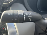 レバーにはワイパー関連のマークやAUTO表示が確認でき、操作位置を見分けやすい仕様です。ステアリング脇に配置されているため手が届きやすく、天候に応じた日常の運転をサポートします。