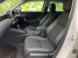 助手席から運転席まで見通しやすく、前席それぞれにゆったりとした座面が備わります。落ち着いた色合いのシートとすっきりした室内で、同乗者にも居心地のよさを感じていただける空間です。