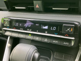 後方の様子とガイド線を画面で確認でき、駐車時の位置合わせをサポートします。車両周辺を目で確かめながら操作できるため、狭い場所での駐車や後退時にも便利。