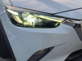 鋭く前方を照らす、LEDヘッドライト。遠くまで視界が開けることで、より安心したストレスのない走行を、提供してくれます。ライトの寿命が長いこともLEDの特徴ですね。