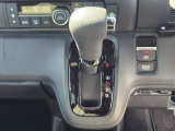 手に馴染むシフトノブで扱いやすく、快適な運転を支えます。