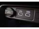 USBオーディオ用ソケットがついていますので携帯電話などを接続すれば音楽等の再生が可能です!充電用ソケットもございます!