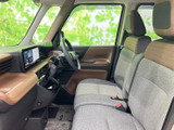 前席は視界が広く、座面にもゆとりが感じられる落ち着いた空間です。シートと内張りの色合いがやさしくまとまり、運転席・助手席ともに日常使いしやすい室内となっています。